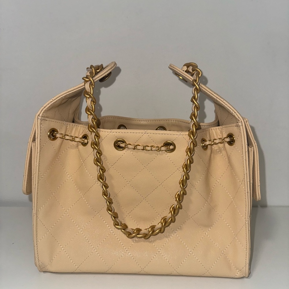 Chanel Beige Quilted Shoulder Bag with Gold Accents - Picture 4 of 5